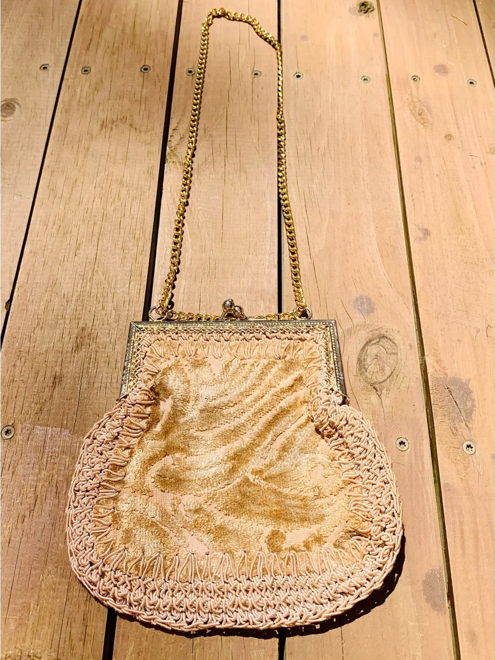Vintage-Inspired gold Velvet Evening Bag with Gold Chain kiss clasp